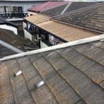 貫板が露出したスレート屋根の棟