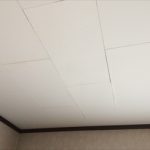 撓んでいる天井