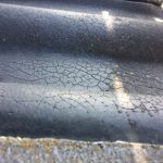 表面がひび割れてセメントが露出している