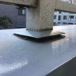バルコニー手摺の柱と笠木に出来る隙間