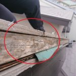 側面から胴縁を見ると雨水を吸って腐食しているのが分かります