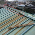 瓦棒葺き屋根の棟が一部外れてしまっていた