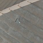 スレートが欠けているのは風の影響