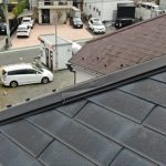 補修した形跡のある凹んだ棟板金