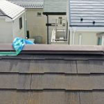 板金を養生していたブルーシートが今にも落ちそうです