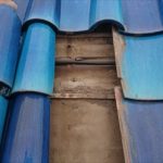 瓦の下は劣化した防水紙