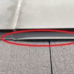 板金が浮き上がり、必要以上に隙間が空いてしまっています