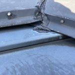 シーリングの劣化と釘の浮きで棟板金も浮き上がっています