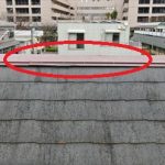 板金が浮き上がり、隙間が出来ています