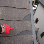 ケラバ付近のスレートが割れてなくなっている