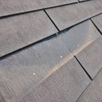 屋根材が横割れして一部なくなっておりました