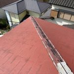 棟板金は下地の木材ごと飛散してしまっています