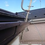 アンテナが塩ビ雨樋を突き破っている
