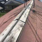 棟板金が飛散して露出した貫板