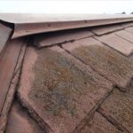 棟板金が浮いて発生した屋根との隙間
