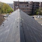 屋根に上がると養生テープが棟板金に張られていた