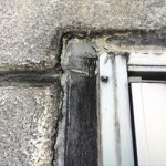 扉の枠に木材が使用されている