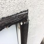 腐食した木材の隙間から雨漏り発生