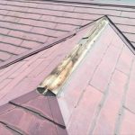 棟板金が飛散してしまった屋根の様子