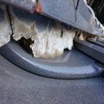 漆喰が剥がれて内部の土が見えてしまっている棟瓦