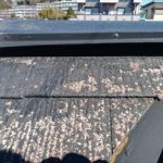 釘が抜けかかって浮いてしまった棟板金