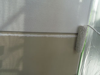 横浜市緑区　外壁塗装　中塗り　水系ファインシリコン