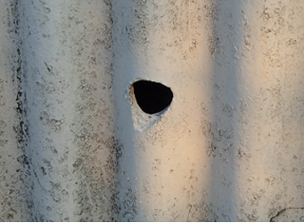 工場　外壁の穴