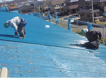 新しい屋根材は軽くてカバー工法に適したものを使用