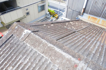 雨漏りを起こした工場屋根