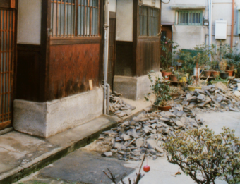 強風で屋根材が落下した場合、どうなるのか