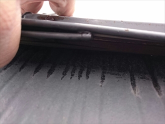 横浜市磯子区で強風に煽られた棟板金を確認しました