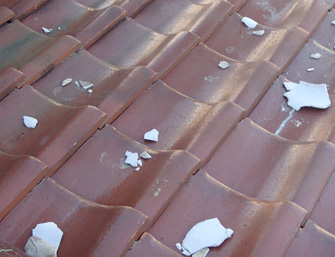 川崎市多摩区　屋根リフォーム　剥がれた漆喰が散乱している
