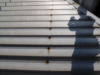 横浜市青葉区　折半屋根の塗装　点検の様子　屋根の状態