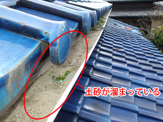 川崎市幸区　雨樋に溜まった土