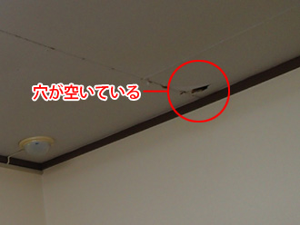 川崎市川崎区　店舗の雨漏り調査　天井に穴が空いている