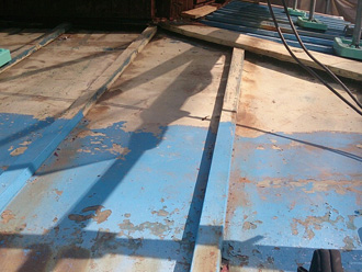 鎌倉市　屋根葺き替え工事　表面の塗膜が剥がれている