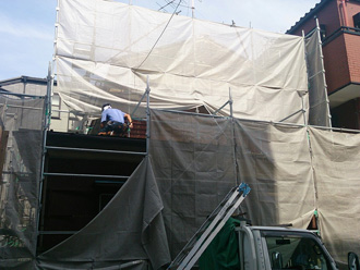 鎌倉市　屋根葺き替え工事　足場仮設とメッシュシート設置
