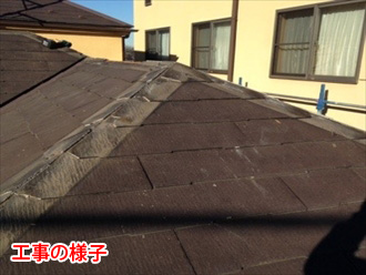 鎌倉市　屋根カバー工法の様子　棟板金撤去
