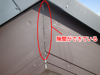 川崎市宮前区　スレート屋根の点検　破風板のコーキング剥がれて隙間ができている