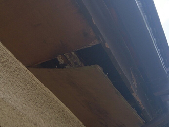 横浜市西区で軒天の剥がれと瓦屋根の点検