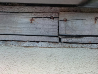 川崎市幸区　雨漏り調査　外壁のモルタルが剥がれて木部が露出している