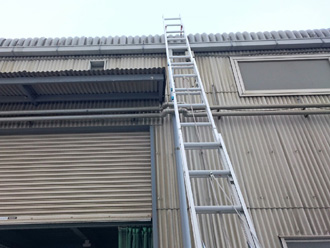 川崎市川崎区　屋根からの雨漏り　梯子で屋根に上ります