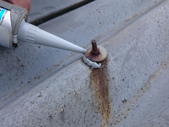 川崎市川崎区　屋根からの雨漏り　留め金具付近をコーキング仮補修