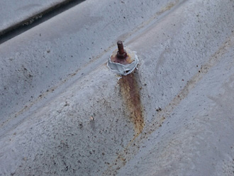川崎市川崎区　屋根からの雨漏り　留め金具付近をコーキング仮補修2