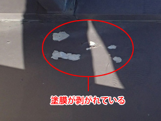 川崎市多摩区　下屋の塗膜が剥がれて下地が見えている