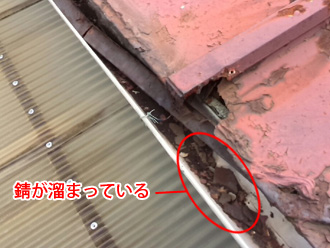 川崎市中原区　雨漏り調査　雨樋に錆が溜まっている