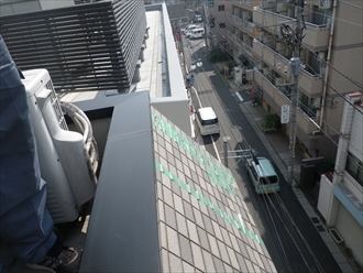 横浜市西区でタイル貼りの急勾配屋根にガルバリウム鋼板でカバー工事