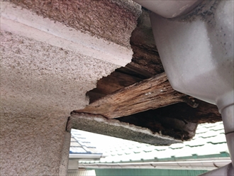 横浜市鶴見区で剥がれた破風板の原因は何でしょうか？