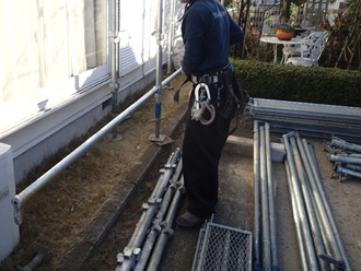 川崎市幸区　雨樋補修に合わせて屋根のメンテナンス　足場架設の様子