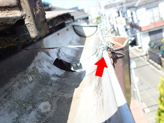 川崎市中原区　屋根点検　雨樋が針金で固定されている